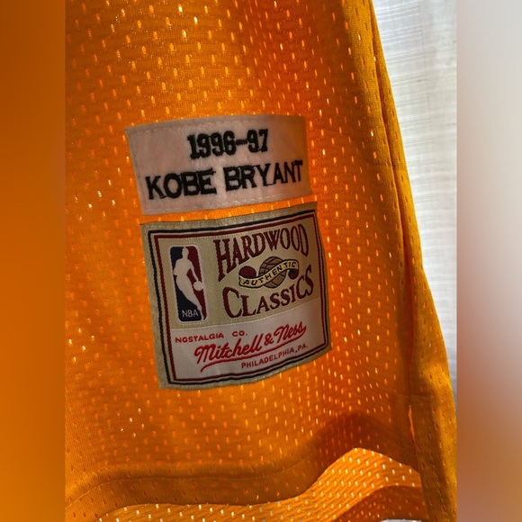 LA Lakers Kobe Bryant Mitchell Ness 1996-97 Jersey NBA Yellow Gold Home Memorial - Picture 10 of 11